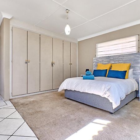 Large 1 Bedroom Cottage, 15 Min From Or Tambo Airport, With Backup Power And Water Germiston Luaran gambar